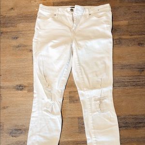 Super skinny white jeans with ripped knees▫️
